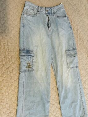 Hollister Women’s Light Blue Relaxed Cargo Jeans with EmbroiderySize 4/5R